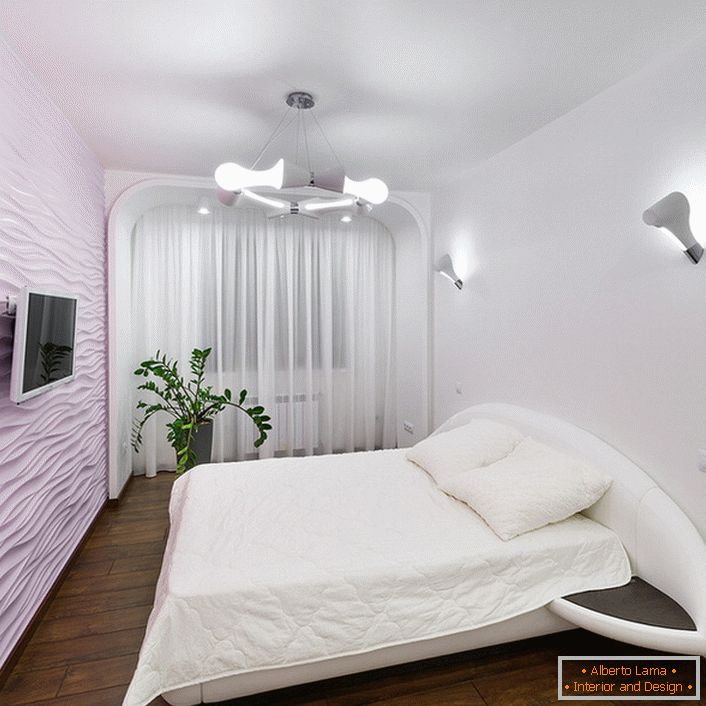 Das Schlafzimmer ist High-Tech in sanften hellen Farben ohne zusätzliche Möbel.