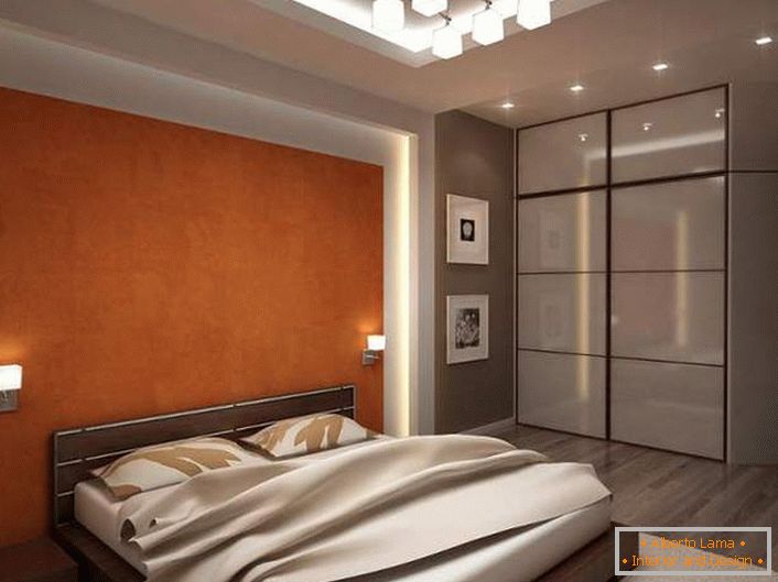 Funktionelles Schlafzimmer mit einer gut gewählten Beleuchtung ist in Grau und Hellbeigetönen gehalten. 