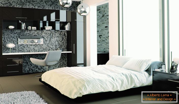 Bei der Gestaltung des Schlafzimmers werden Möbel mit einer glänzenden Oberfläche erfolgreich mit satinierten Wänden kombiniert.