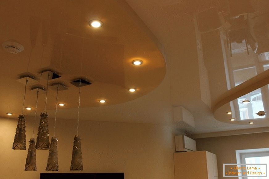 Zweistöckige PVC-Spanndecke im Wohnzimmer der Stadtwohnung. Konzeptionelle Beleuchtung ist ein guter Design-Schritt.
