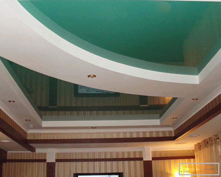 Die mehrschichtige Konstruktion von PVC-Streckdecken entlang der Gipskarton-Ebene ist mit LED-Einbauleuchten ausgestattet.