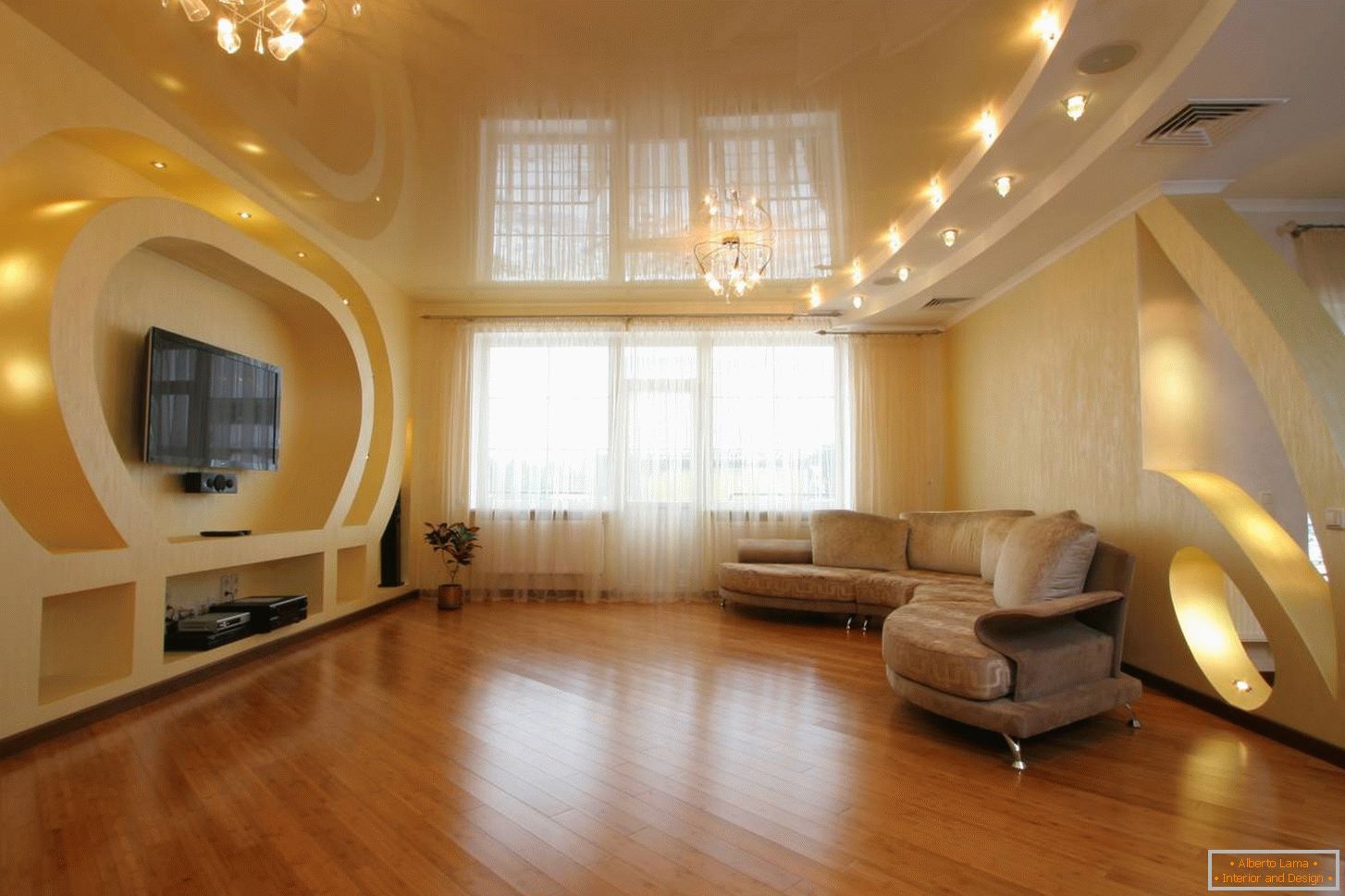 Die sanft pfirsichfarbene Decke in der Farbe der allgemeinen Inneneinrichtung ist mit einer in Zonen unterteilten Beleuchtung ausgestattet. LED-Leuchten über dem Sofa und zwei Kronleuchter auf beiden Seiten des Raumes.