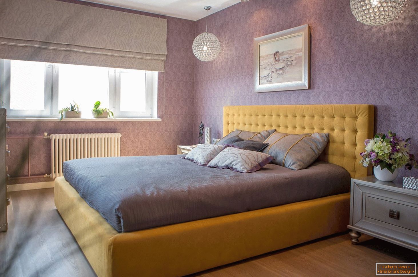 Gelbes Bett im purpurroten Innenraum