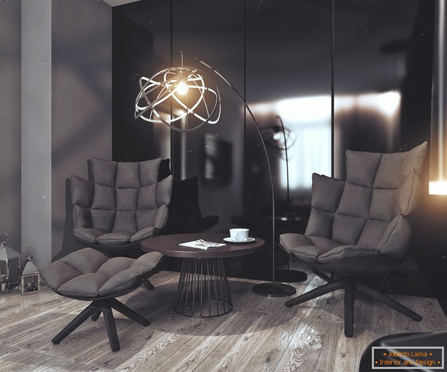 Schwarze Sessel in einem Schlafzimmer in einer Wohnung für einen erfolgreichen Bachelor in Russland