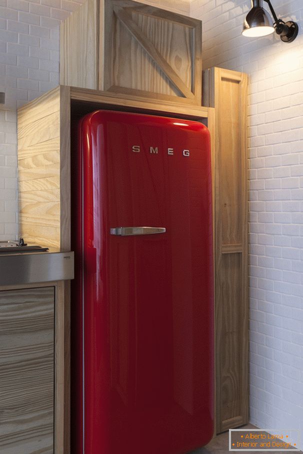 Roter Kühlschrank in der Innenarchitektur einer kleinen Wohnung