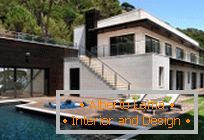 Moderne Architektur: Ein schickes Privathaus an der Mittelmeerküste in Spanien