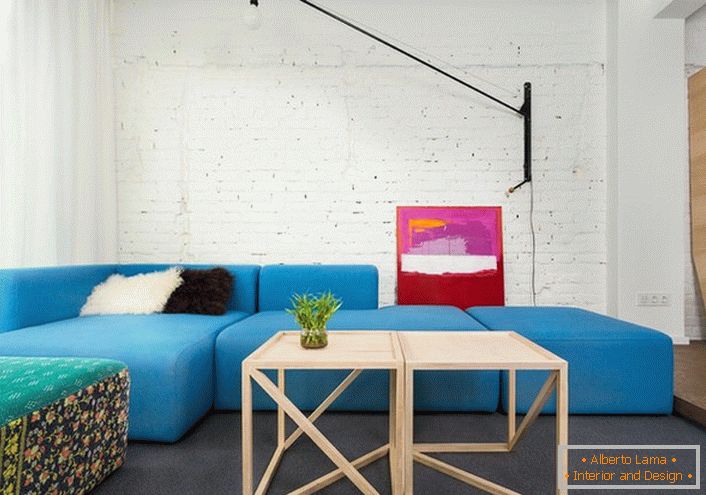 Eine ungewöhnliche Lösung für den skandinavischen Stil sind weiche Möbel in satter blauer Farbe