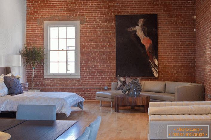 Die Wände sind aus Ziegeln, die strengen geometrischen Linien der Möbel, die ruhige Farbskala zeigen die Präsenz des Loft-Stils an. 