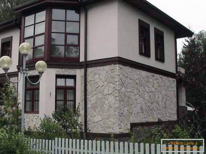 Dekoration der Fassaden von Häusern mit Stein und Gips