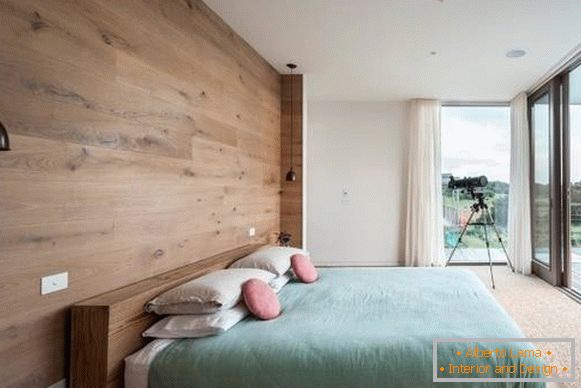 Die Wände mit einem Baum verzieren - ein Foto eines modernen Schlafzimmers