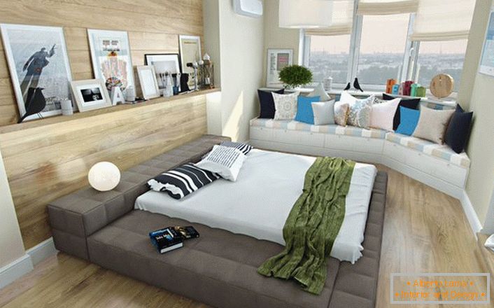 Eine interessante Lösung für ein Schlafzimmer im skandinavischen Stil ist ein kleines Sofa unter dem Fenster mit hellen Kissen. 