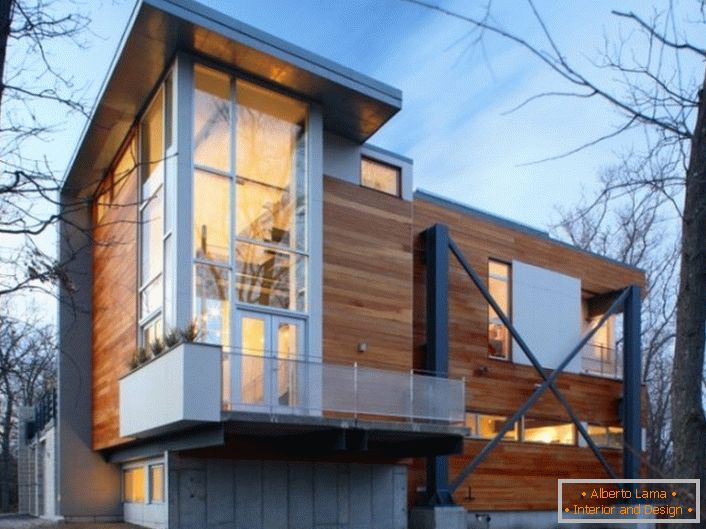 Die Holzwände des Hauses sind im High-Tech-Stil mit stilvollen Kunststoff-Panoramafenstern.