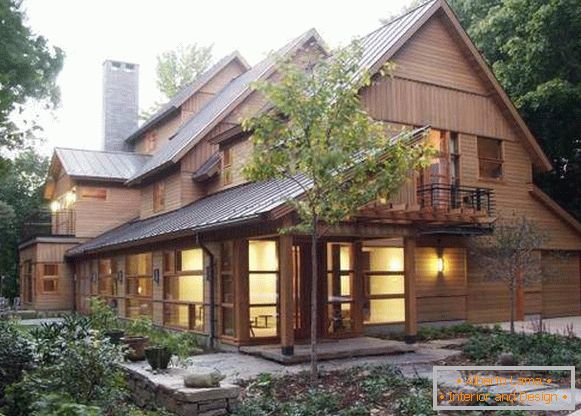 Großes Holzhaus - Foto draußen mit Abstellgleis