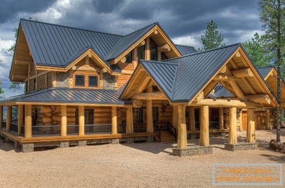 Schöne Fassade eines Holzhauses - Fotos von Privathäusern 2016