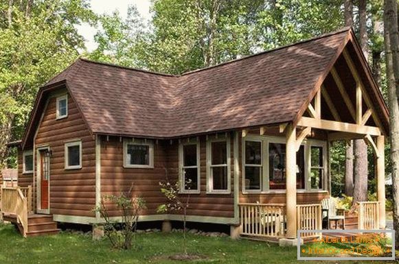 Schöner Anstrich der Fassade eines Holzhauses in der braunen Farbe