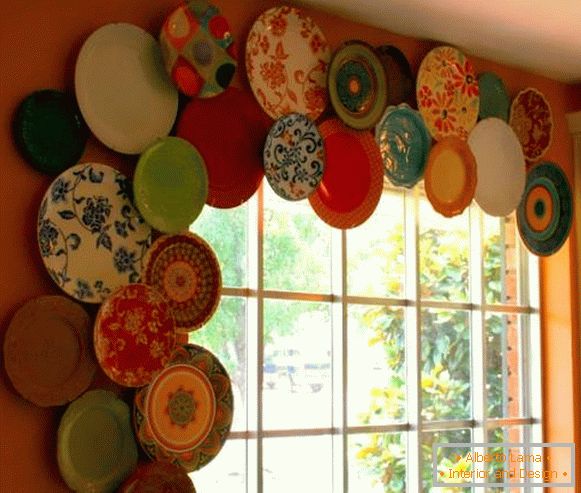 Dekoration einer Wand und eines Fensters mit Tellern