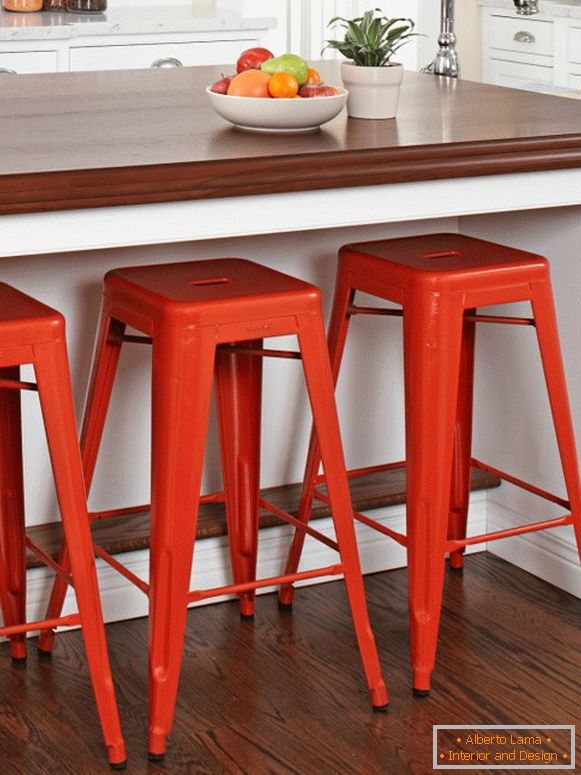 Яркие барные стульIch в дизайне кухни