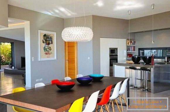 Heller moderner Dekor im Innenraum der Küche im Foto