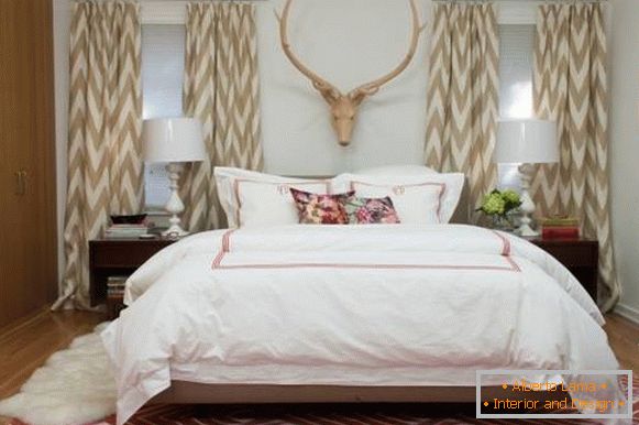 Schönes Design von Schlafzimmervorhängen in beige Farbe