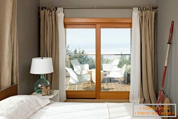 Weiße und beige Vorhänge im Schlafzimmer - neues Fotodesign
