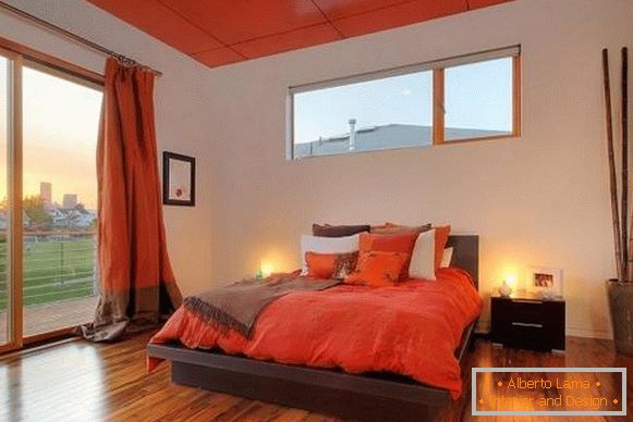 Helle rote Vorhänge im Innenraum des Schlafzimmers - Foto