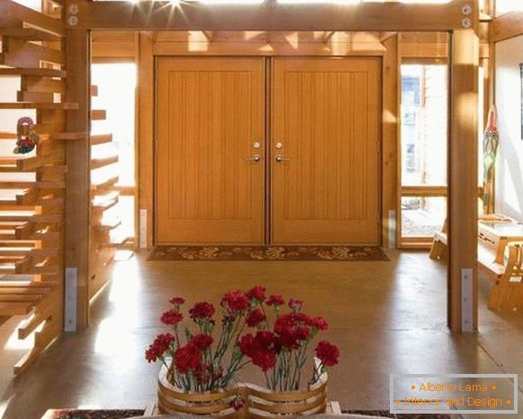 Zweiflügelige Eingangstüren aus hellem Holz