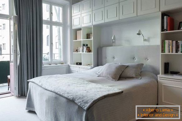 weißes Schlafzimmer im modernen Stil mit Einbaumöbeln