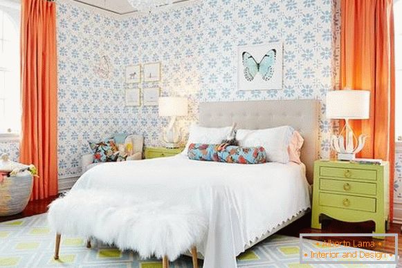 Modernes Schlafzimmer mit hell gemusterten Tapeten