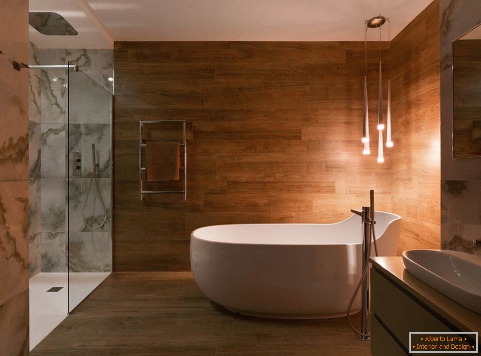 Holz und Marmor im Badezimmerinnenraum