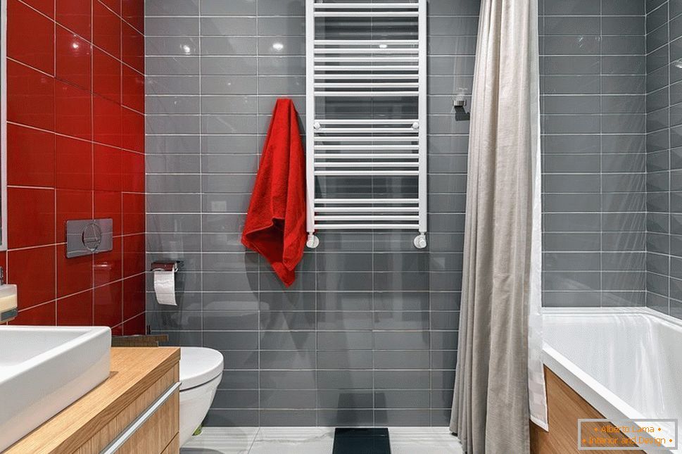 Rot-graue Wände im Badezimmer
