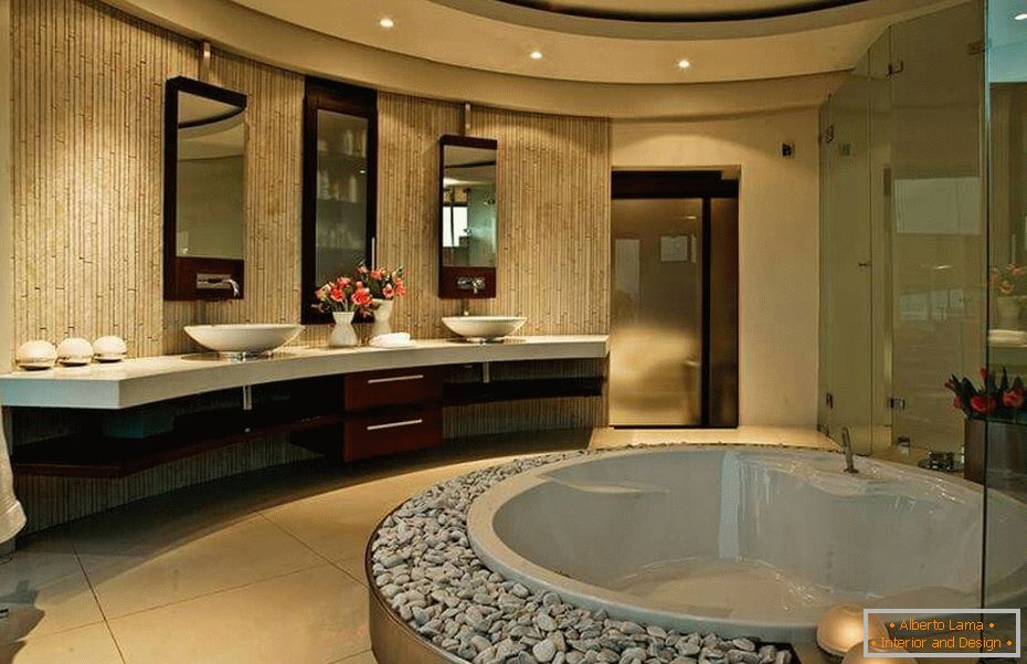Modernes Design des Badezimmers in der Hütte
