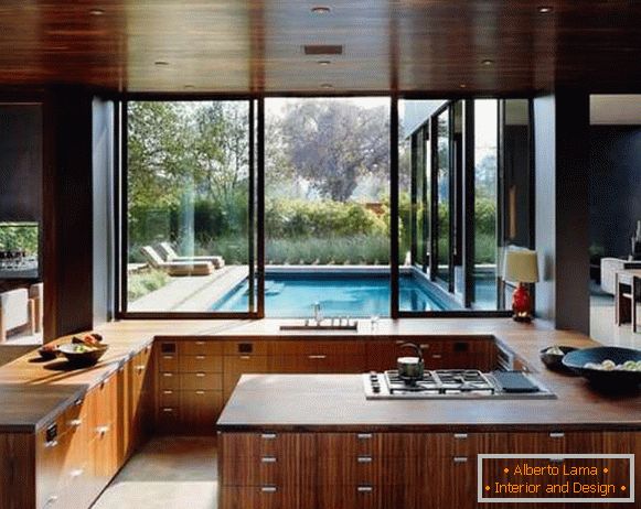 Kücheninnenraum mit einem Fenster über der Arbeitsplatte in einem privaten Haus