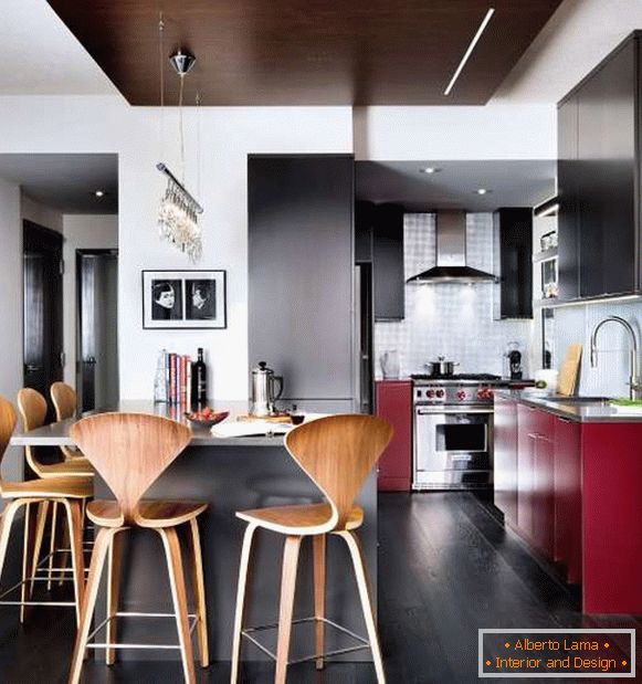 Das Innere einer kleinen Küche in einem privaten Haus ist eine Idee für die Dekoration mit den eigenen Händen