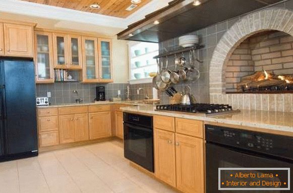 Küchendesign in einem privaten Haus mit einem eingebauten Ofen