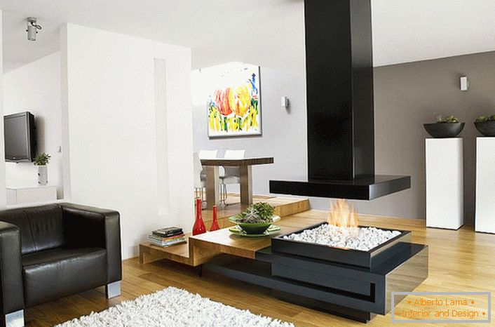 Ein stilvoll moderner High-Tech-Kamin teilt die Sitzecke und das Esszimmer in ein geräumiges Wohnzimmer auf.