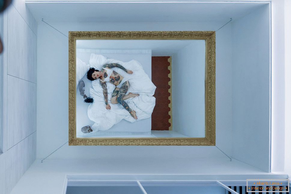 Modernes Design einer kleinen Wohnung - ein Spiegel an der Decke