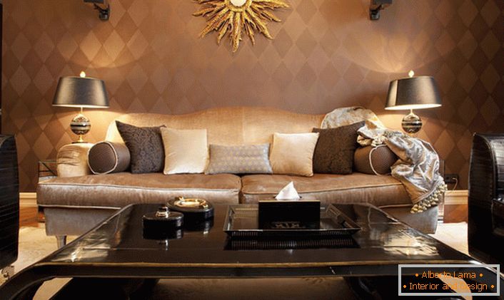 Luxuriöses Wohnzimmer im Art-Deco-Stil mit ausgesuchter Beleuchtung. Die stilvollen Möbel sind mit einer Art dekorativer Details dekoriert, die der Sonne ähneln. 