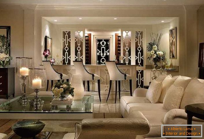 Moderat zurückhaltender Stil des Art Deco wurde verwendet, um ein großes Wohnzimmer in einem Landhaus zu schmücken. Elfenbeinfarbene Möbel mit Elementen aus Wengeholz in einer Komposition wirken elegant und unübertroffen. 
