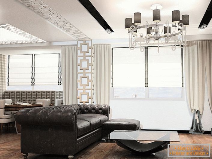 Die Einrichtung im Art-Deco-Stil ist immer großformatige Möbel. Ideal für die Dekoration des Wohnzimmers in diesem Stilkonzept ist ein Ledersofa mit gesteppter Polsterung.