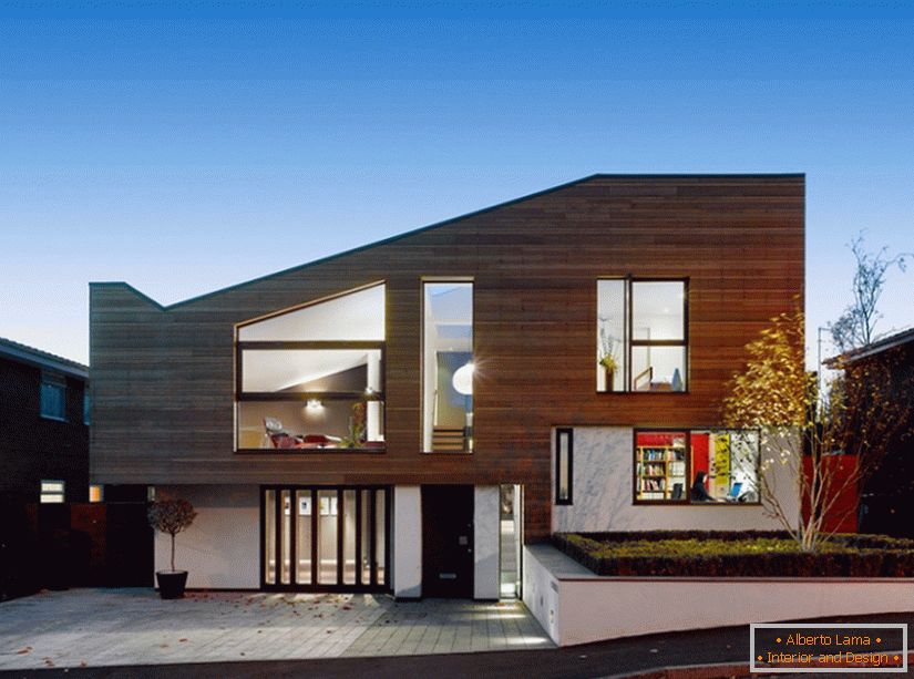 Ein modernes warmes Haus mit einer Außenfassade aus dem Studio Stephenson ISA