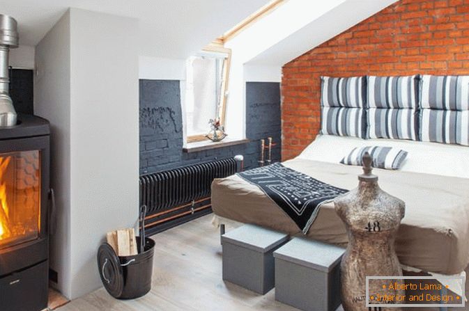 Schlafzimmer mit einem kleinen Kamin im Loft-Stil