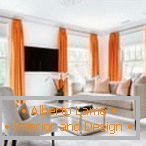 Orange Vorhänge im hellen Wohnzimmer