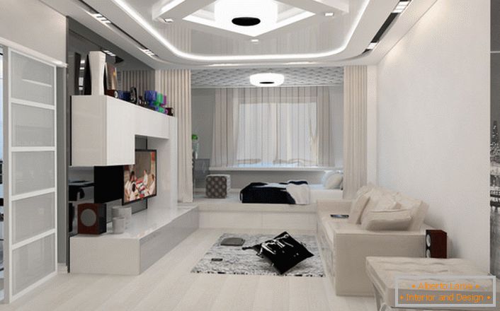 Das Wohnzimmer im High-Tech-Stil erinnert an ein Familienkino, in dem es sich lohnt, einen freien Abend mit Verwandten oder Freunden zu verbringen. 