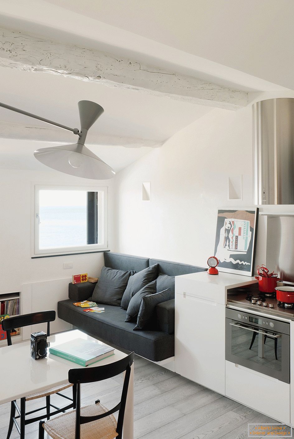 Wohnzimmer und Küche eines kleinen Studio-Apartments