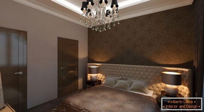 Schlafzimmer im Art-Deco-Stil mit der richtigen Beleuchtung. Gedämpftes Licht schafft eine Atmosphäre der Privatsphäre und Romantik im Raum.