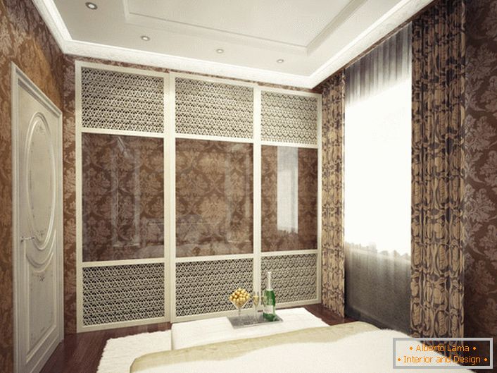 Schlafzimmermöbel im Art Deco Stil sollten geräumig, funktional und attraktiv sein. Ein stilvolles Ankleidezimmer mit glänzenden Türen ist eine ideale Einrichtungsoption in dieser stilistischen Richtung.