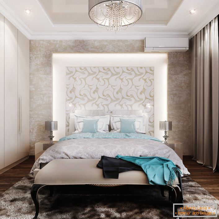 Ein subtiles Designkonzept ist eine dekorative, beleuchtete Platte im Kopfende des Bettes. Eine großartige Lösung für Fans vor dem Schlafengehen zu lesen.
