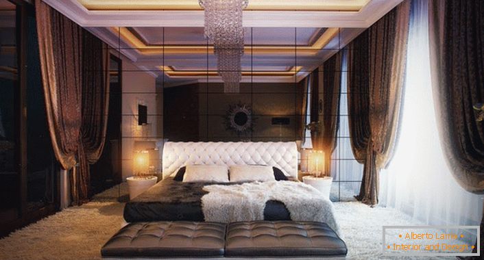 Spiegelwand im Schlafzimmer in den besten Traditionen des Art Deco Stils. Schlafzimmer für ein junges Ehepaar.