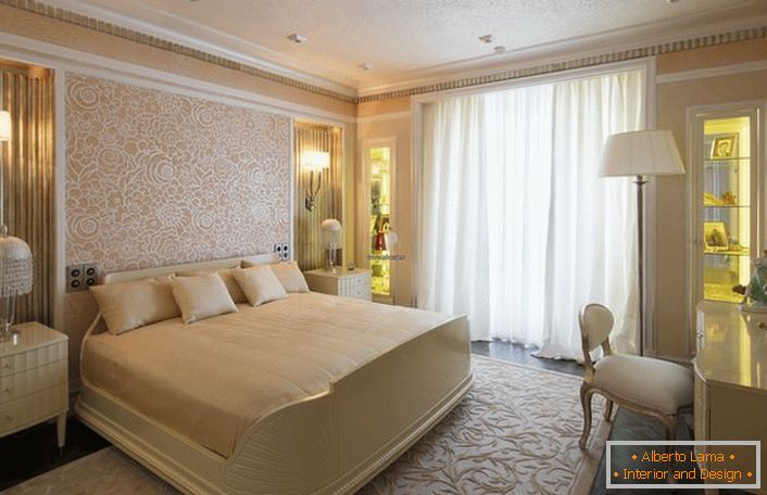 Das Schlafzimmer in hellen Beigetönen mit einem breiten Bett ist ideal zum Ausruhen und Schlafen. Das Design-Projekt ist richtig gemacht. Im Art-Deco-Stil wird exklusive Beleuchtung gewählt.
