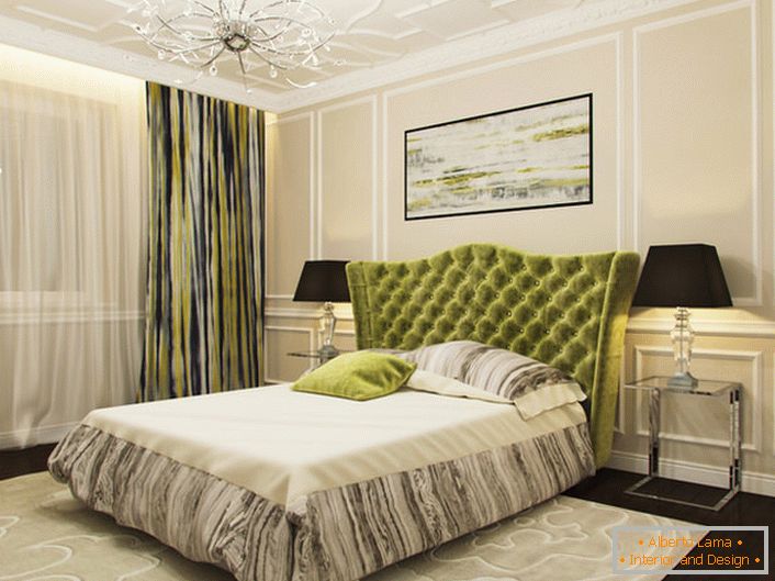 Ein Schlafzimmer mit kleinen Abmessungen kann auch im Art Deco Stil eingerichtet werden. Modellierung der Decke verwendet Formung. Das Aussehen wird durch den Kontrast von dunklem Oliv und Beige angezogen.